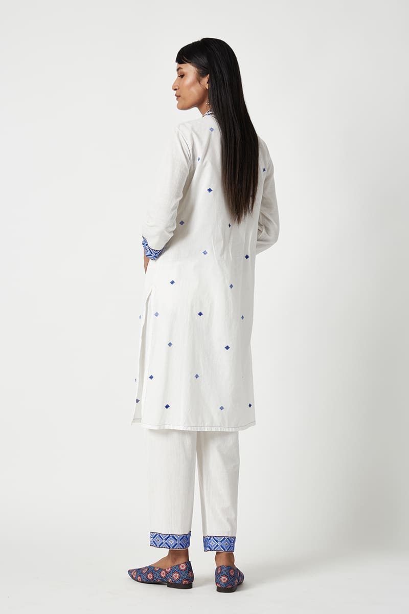 ALOR EMBROIDERED KURTA SET (2PCS)